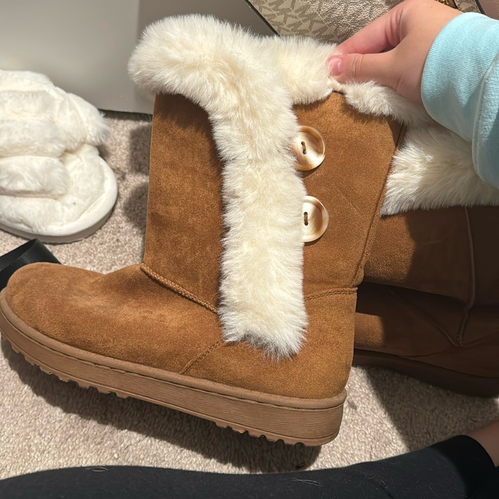 Size 8 fur bear paw boots